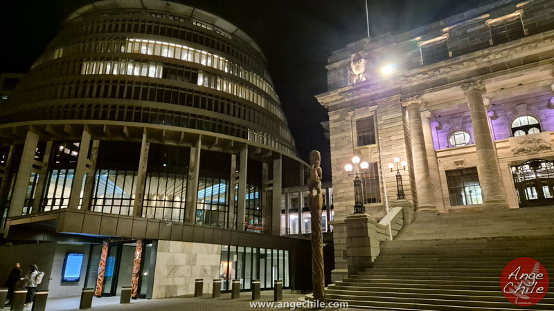 The Beehive y edificios de Parlamento de Nueva Zelanda por la noche - Ange Chile