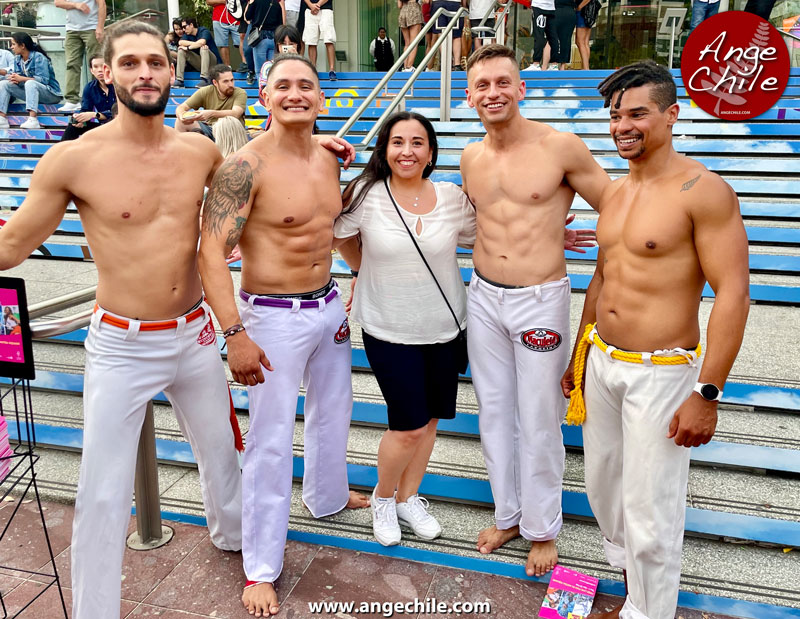 Ange Chile con los integrantes del grupo Maculele Capoeira en Auckland, Nueva Zelanda.