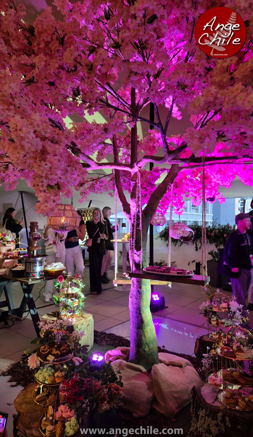 Un lindo árbol rosado en la fiesta (cocktail) de término de NZCreatorCon 2024 en el Hotel Pullmans Auckland, Nueva Zelanda