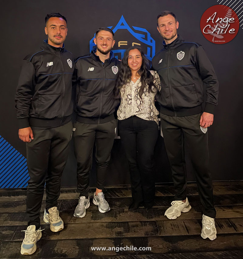 Ange Chile con jugadores de Auckland FC - Cam Howieson, Jake Brimmer y Tommy Smith