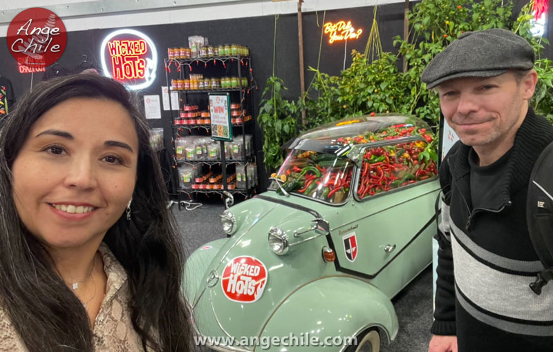 Ange Chile y Rob NZ con un auto lleno de aji en el Auckland Food Show - Nueva Zelanda