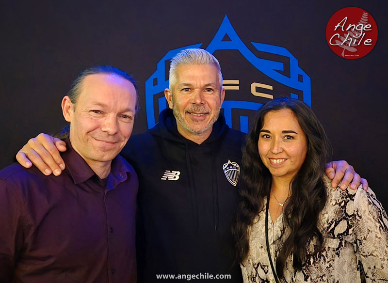 Ange Chile y Rob NZ con Steve Corica el entrenador de Auckland FC