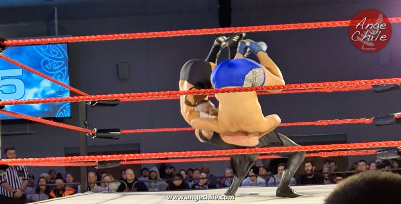 Liam Erikson haciendo un doble body slam - Aotearoa Wrestling - Kiwi Rumble - Lucha Libra en Nueva Zelanda - Ange Chile