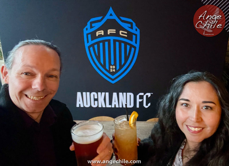 Rob NZ y Ange Chile con tragos en el evento exclusivo de Auckland FC