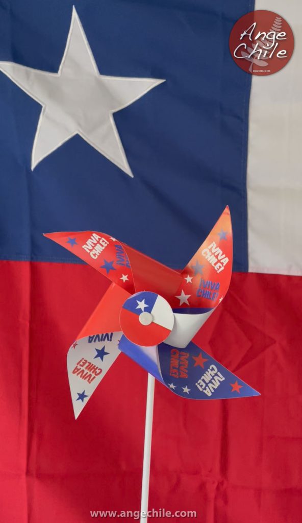 Bandera de Chile con un remolino que dice VIVA CHILE - Fiestas Patrias con Ange Chile