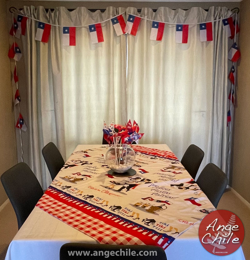 Decoración dieciochera para las Fiestas Patrias de Chile en Nueva Zelanda - Mesa con Mantel, banderas y remolinos - Ange Chile