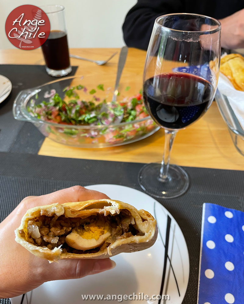 Una empanada de pino con una copa de vino tinto para las fiestas patrias de Chile en Nueva Zelanda - Ange Chile