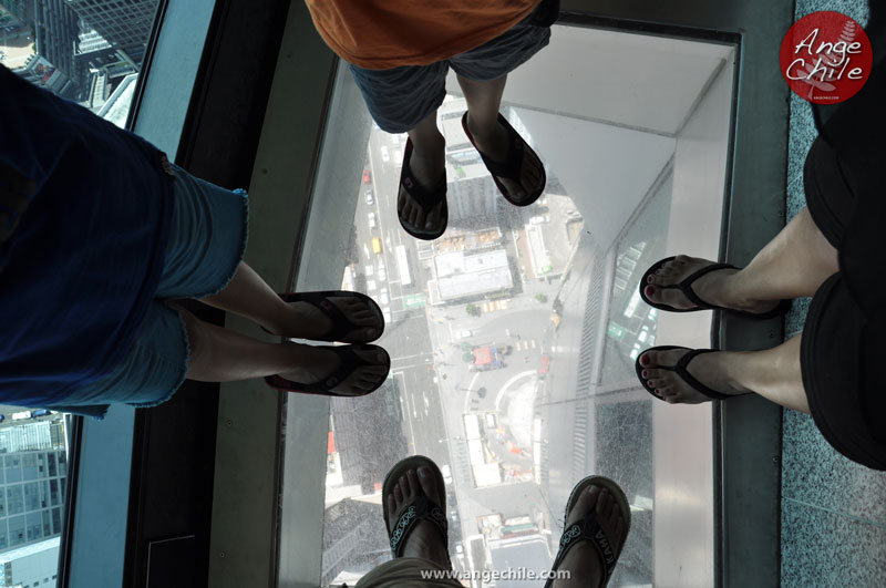 Nuestros pies encima del piso de vidrio de la Sky Tower de Auckland, Nueva Zelanda - Ange Chile