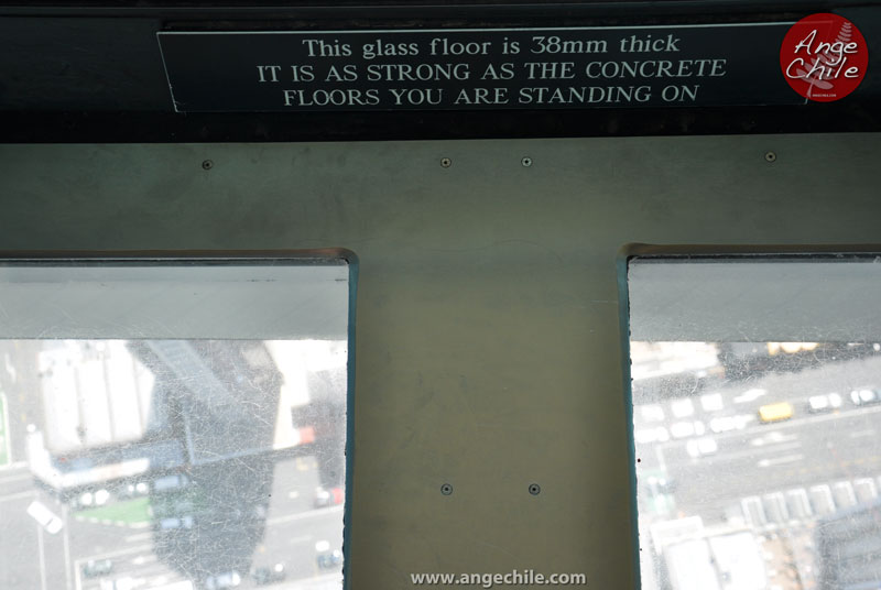 El piso de vidrio es fuerte - Sky Tower de Auckland, Nueva Zelanda - Ange Chile