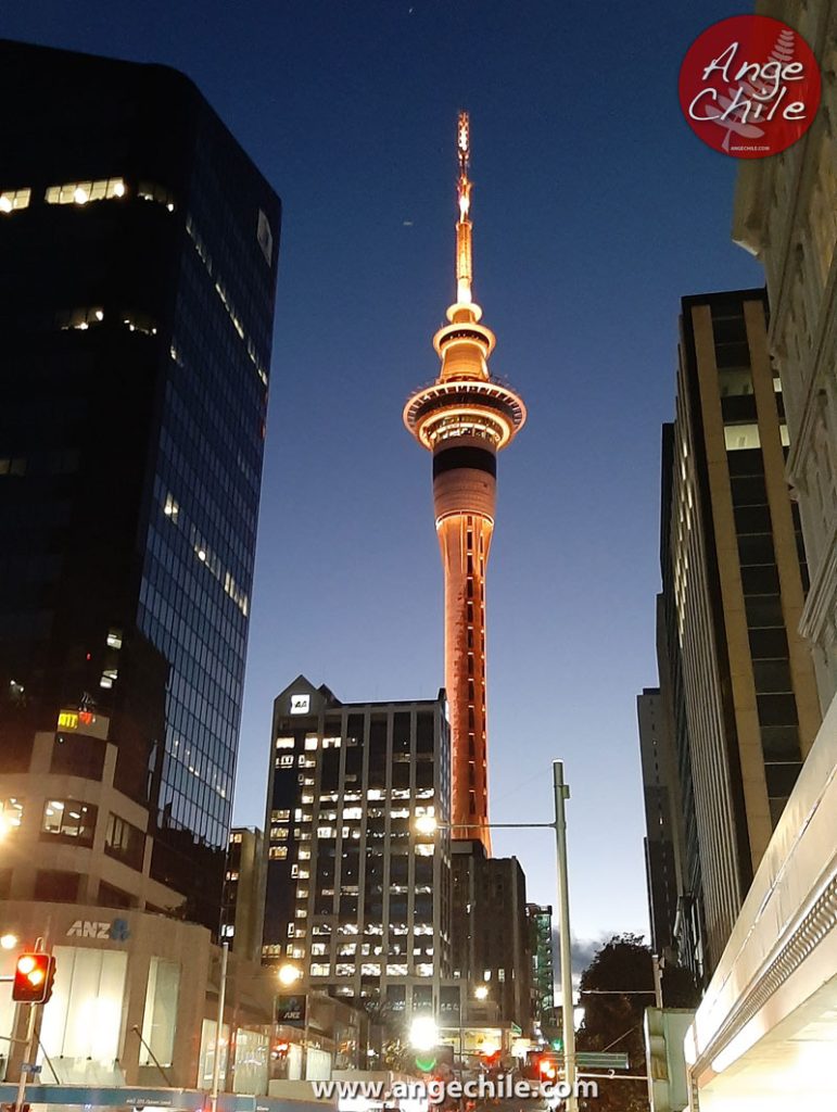 Sky Tower de noche - Auckland, Nueva Zelanda - Ange Chile