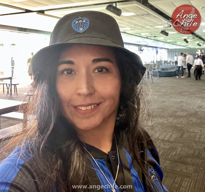 Ange Chile probando un gorro de Auckland FC