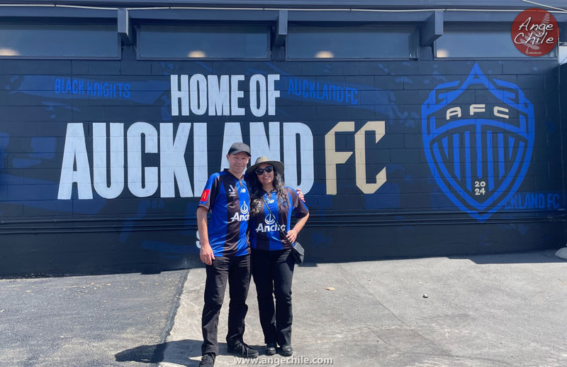 Ange y Rob con el mural de Auckland FC - Go Media Stadium Auckland Nueva Zelanda - Ange Chile