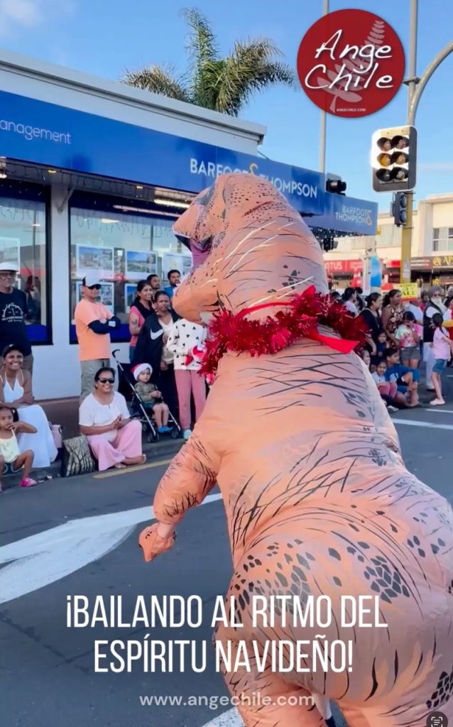 Dinosaurio bailando en el desfile de navidad en Papatoetoe, Auckland Nueva Zelanda - Zumba New Zealand | Ange Chile