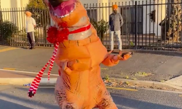 Dinosaurio Zumbero en un Desfile de Navidad