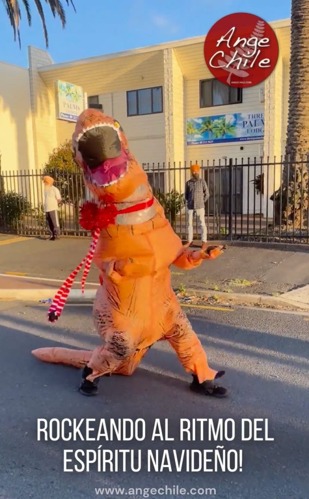 Dinosaurio rockeando en el desfile de navidad en Papatoetoe, Auckland Nueva Zelanda - Zumba New Zealand | Ange Chile