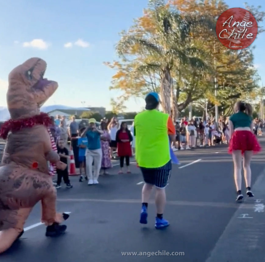 Dinosaurio zumbero en el desfile de navidad en Papatoetoe, Auckland Nueva Zelanda - Zumba NZ | Ange Chile